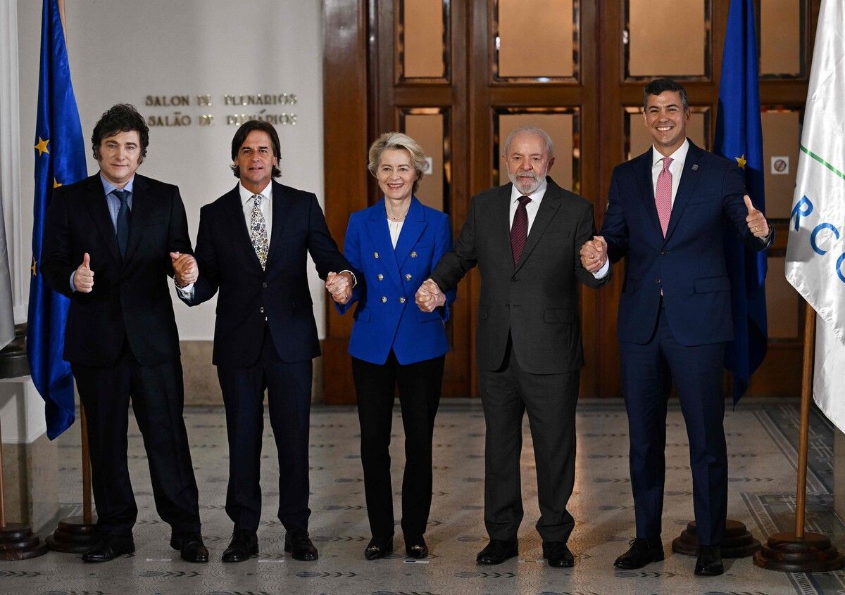 Javier Milei, Luis Lacalle Pou, Ursula von der Leyen, Luiz Inacio Lula da Silva und Santiago Pena posierten am Freitag gemeinsam.⇒AFP
