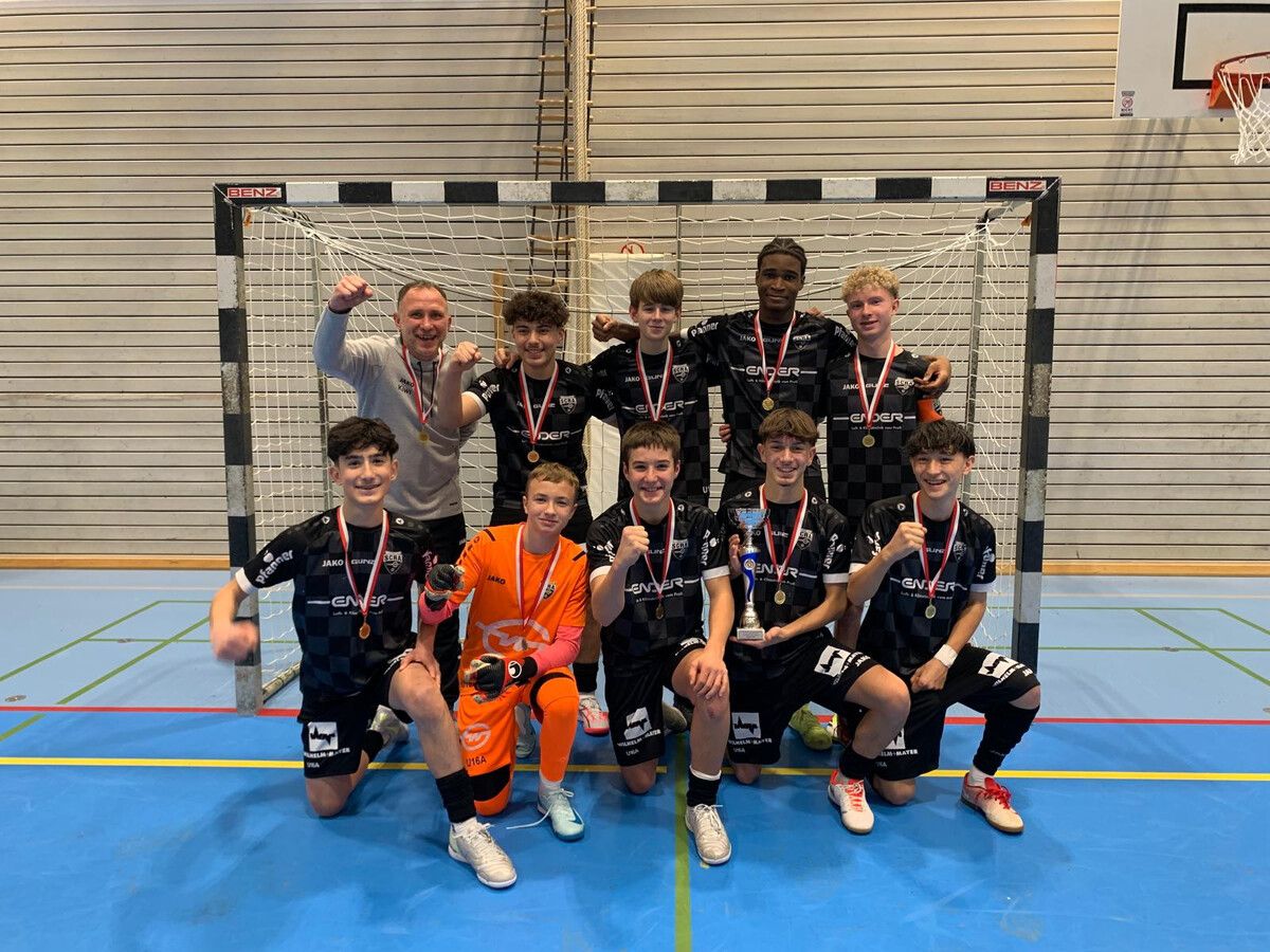 Jubel bei der Unter-16-Mannschaft von SCR Altach nach dem Meistertitel im Futsalturnier. ⇒vn/tk