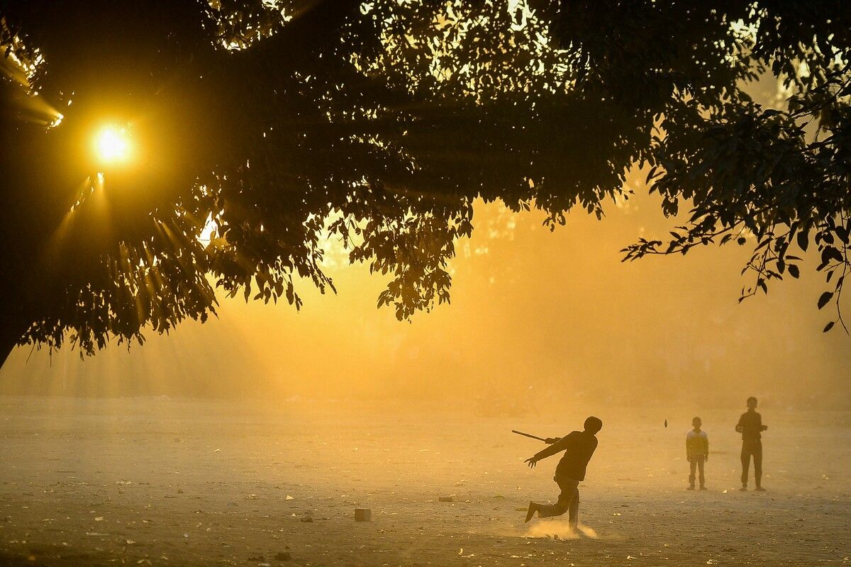 Junge Buben spielen ein traditionelles Spiel auf einem Spielplatz im indischen Jalandhar. AFP