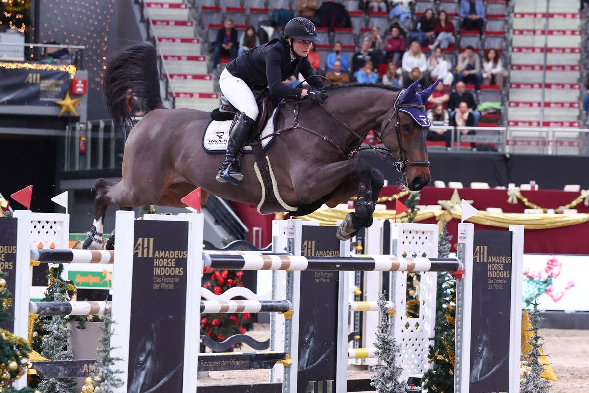 Katharina Rhomberg holte bei den Amadeus Horse Indoors in Salzburg zwei erste Plätze und einen zweiten Rang und durfte sich über knapp 47.000 Euro an Preisgeld freuen.⇒OneKlickfoto