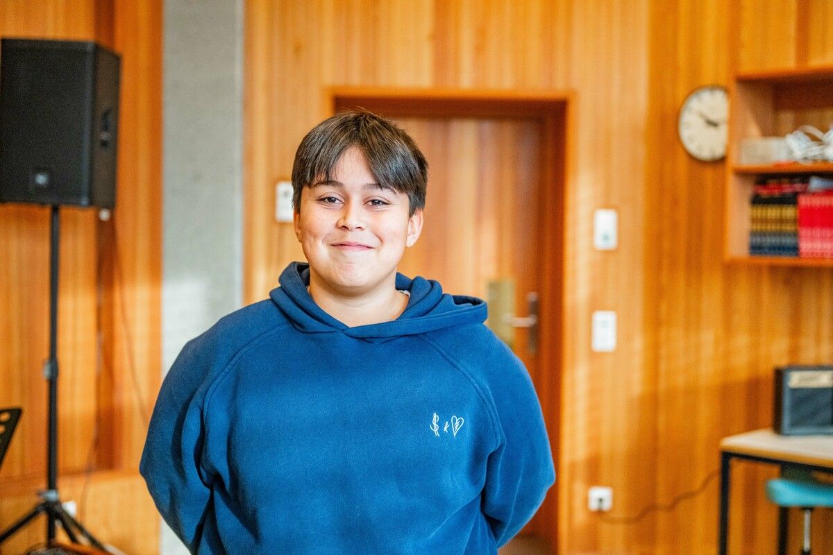 Kerem (12) schaut jeden Morgen direkt nach dem Aufstehen auf sein Handy und nutzt es auch sonst viel. „Es ist aber gut, in der Schule eine Pause davon zu haben. Man kann sich besser auf den Unterricht konzentrieren.”