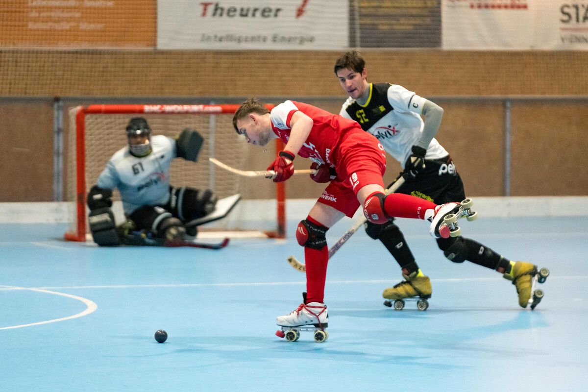 Kilian Laritz (rotes Trikot) verwertete den entscheidenden Penalty, Kilian Hagspiel (r.) erzielte alle vier Dornbirner Tore. ⇒VN/DS