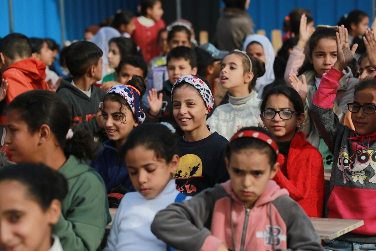 Kinder bei der Eröffnung der „Life USA School“ in Khan Yunis im südlichen Gazastreifen, die von einer US-amerikanischen Stiftung finanziert wird. AFP