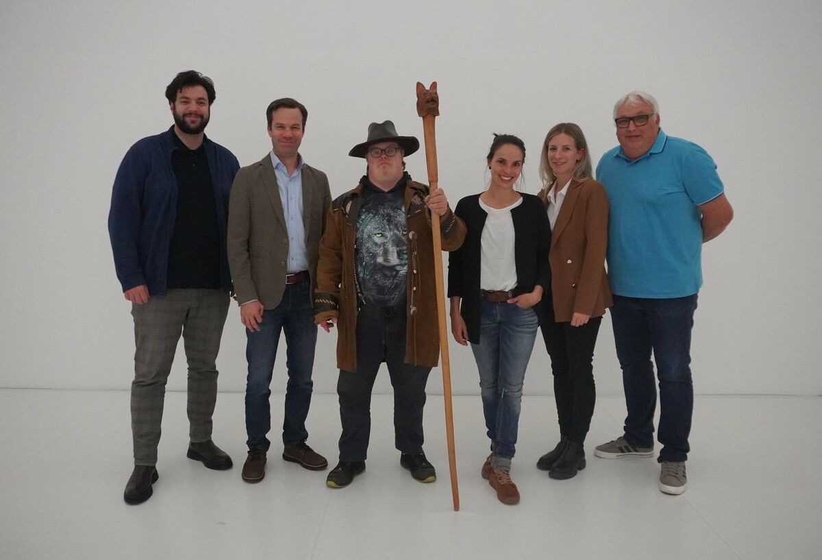 Kulturstadtradt Cenk Dogan, Bürgermeister Florian Themeßl-Huber, Künstler WolfGeorg, Künstlerin Janine Barbisch, Silvia Plangg (Alpenregion Bludenz) und Hansi Bandl (Muttersbergseilbahn) (v.l.).⇒alpenregion bludenz