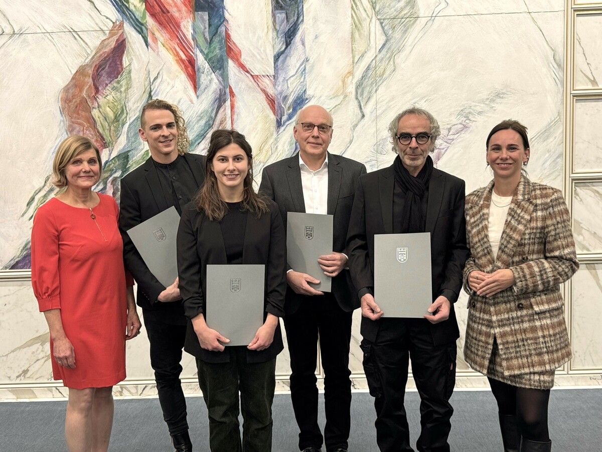 Landesrätin Barbara Schöbi-Fink und Kulturamtsleiterin Claudia Voit mit den Preisträgern Philipp Fussenegger, Katharina Klein, Markus Kessler und Roland Adlassnig.⇒ sie