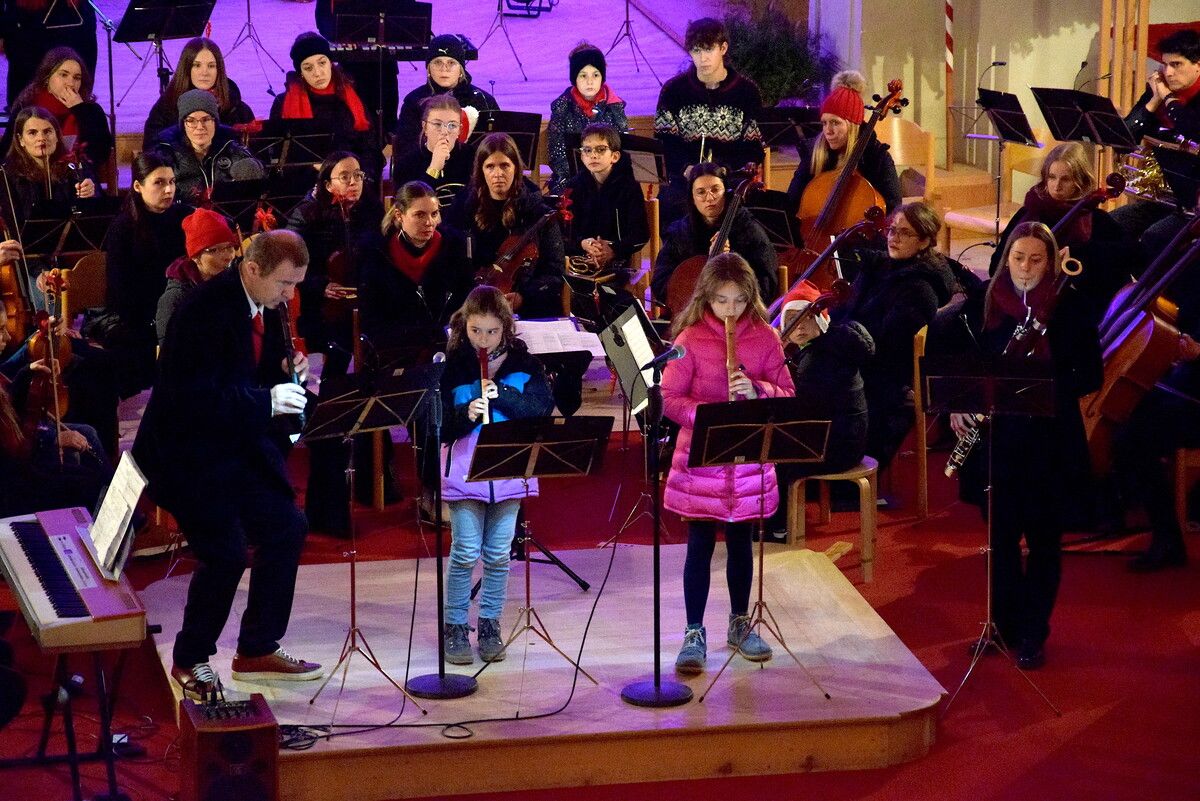 Lehrer Attila Kormos mit Musikschülerinnen.⇒SCO