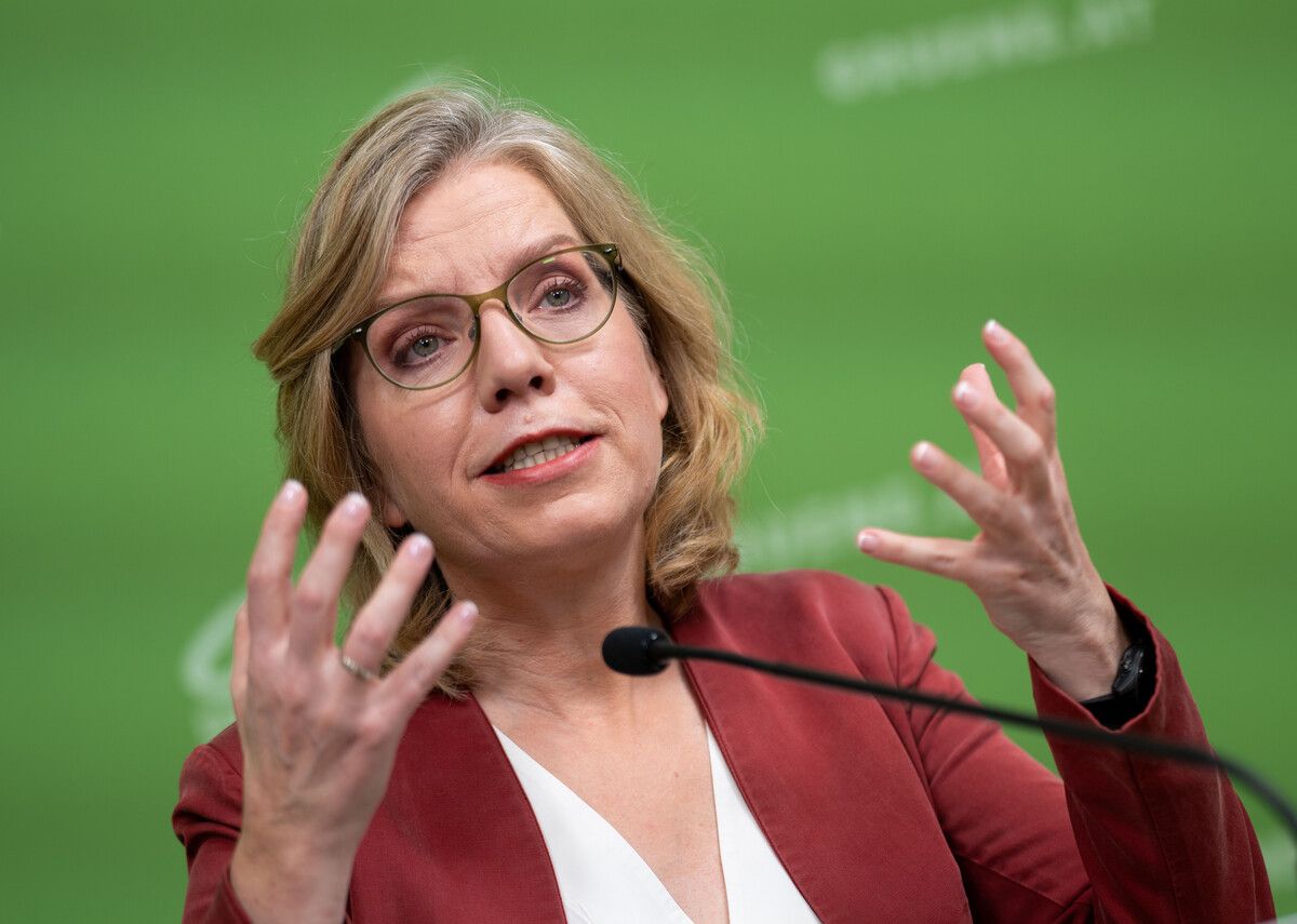 Leonore Gewessler: „Fossile Vergangenheit oder erneuerbare Zukunft.“⇒APA