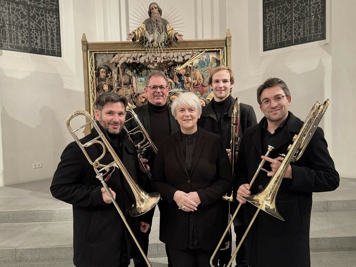 Lisbeth Bischoff mit den Posaunisten Volker Bereuter, Wolfgang Bilgeri, Severin Keller und Andreas Hofer beim Weihnachtskonzert in der Kennelbacher Pfarrkirche. ⇒SIE