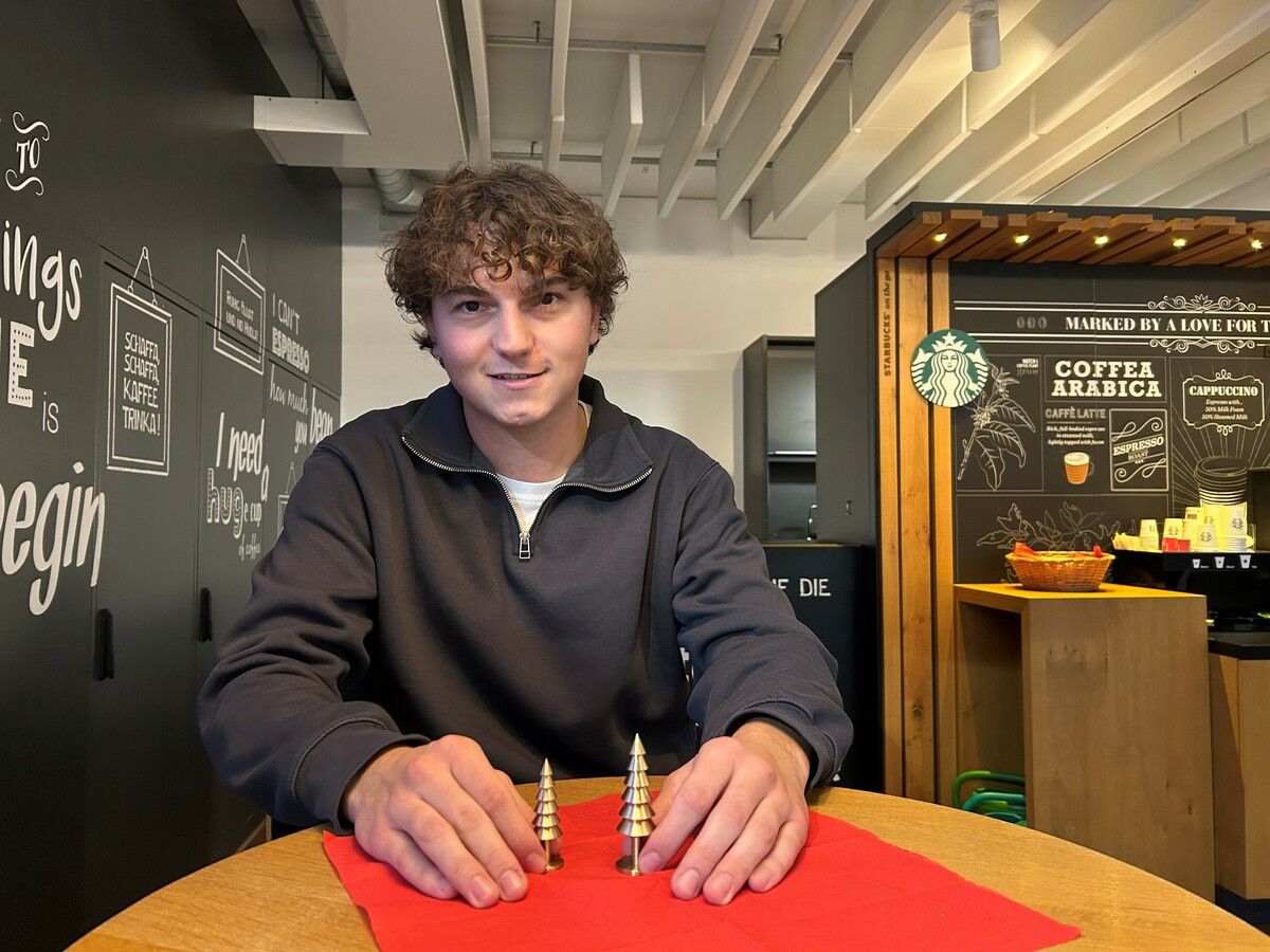 Luca Halder freut sich: Seine Weihnachtsbäume wurden in den Weihnachtsshop des Werkraums Bregenzerwald aufgenommen. ⇒VN/Gunz