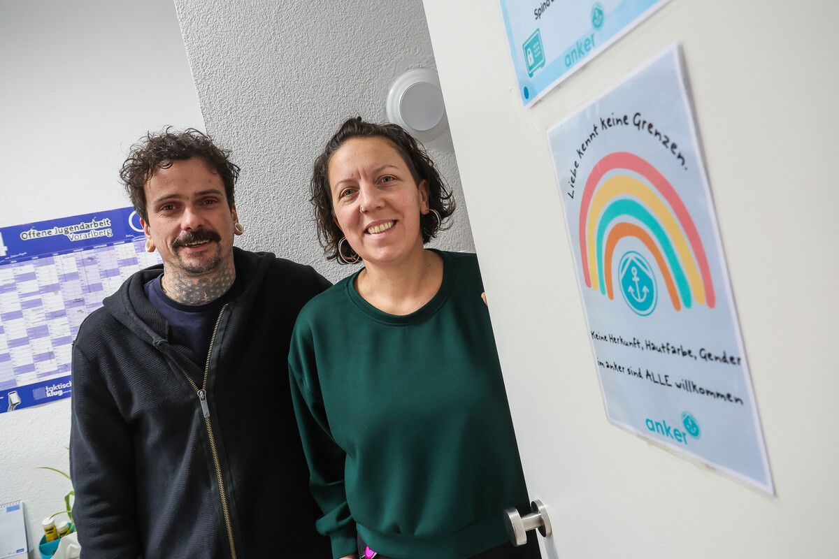 Lukas Gstrein und Tatjana Tschabrun heißen alle jungen Menschen in Not im anker willkommen. ⇒VN/Steurer