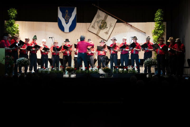 Männerchor Muntlix singt für die Bevölkerung. ⇒vn/tk
