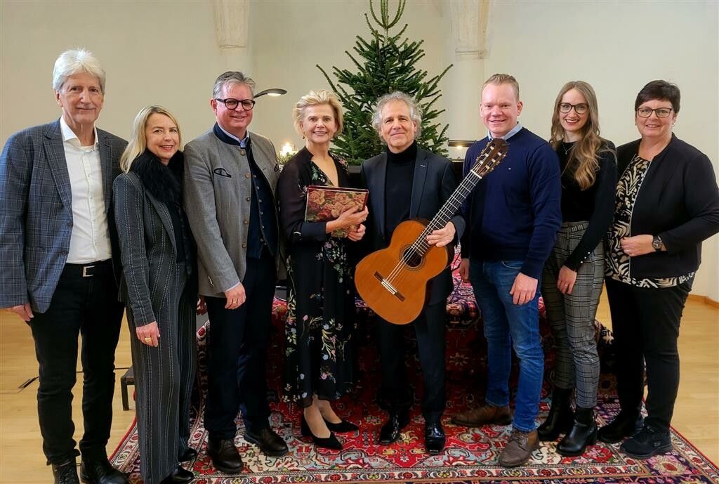 Manfred Obexer (Kulturausschuss), Irene und Peter Vogler, Renate Bauer und Alexander Swete, Landesstatthalter Christof Bitschi mit Julia und Kulturref. Petra Rührnschopf. ⇒BMS