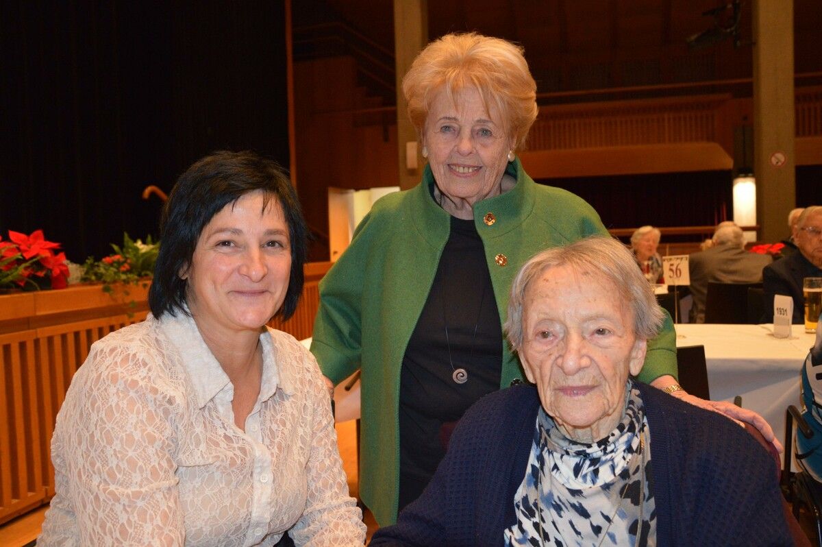 Maria Gunz (rechts) wird im Jänner 103 Jahre alt. Links ihre Enkelin Claudia und Gerda Windhager.⇒ vv