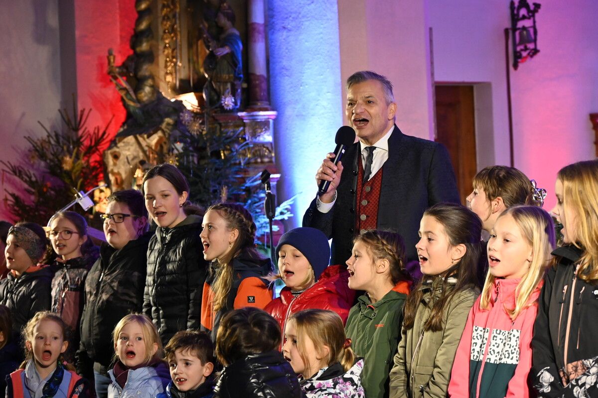 Markus Wolfahrt und der Klostertaler Kinderchor sorgten für ein stimmungsvolles Kirchenkonzert. ⇒DOB