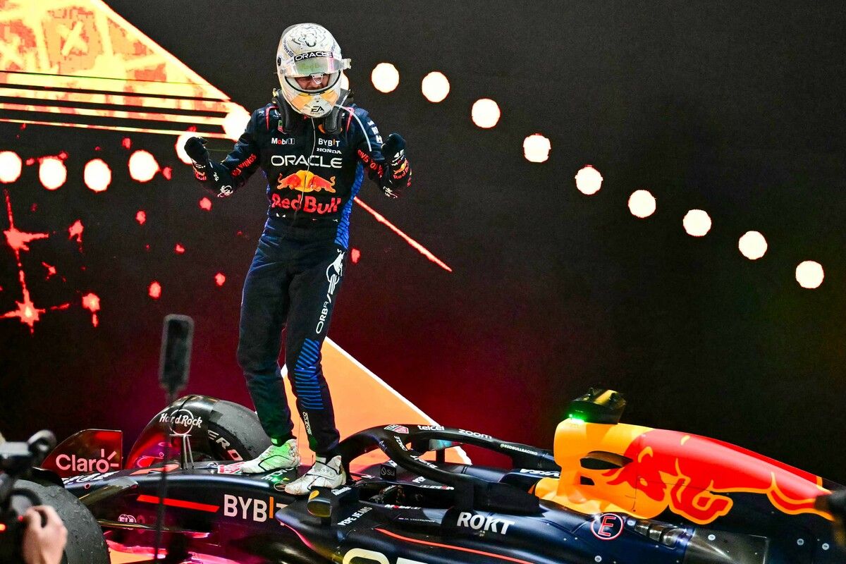 Max Verstappen ließ sich nach seinem neunten Saisonsieg in Lusail auf seinem Boliden von den Fans feiern. ⇒apa
