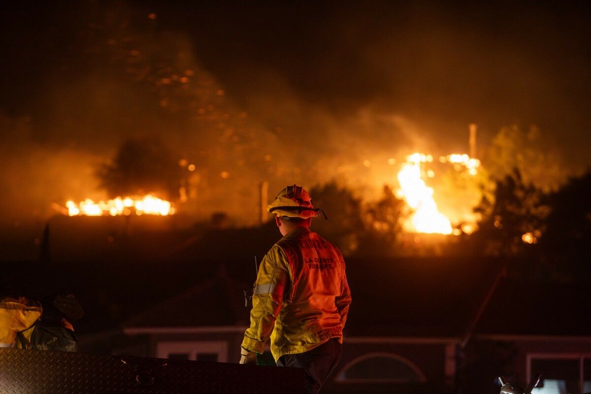 Mehr als 1000 Feuerwehrleute sind im Einsatz, allerdings erschweren starke Winde und das hügelige Gelände die Löscharbeiten.⇒AFP