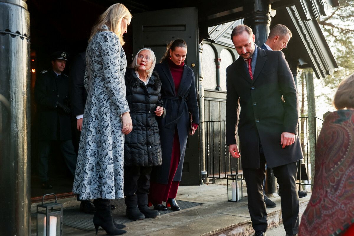 Mette-Marit (v. l.), ihre Mutter Marit Tjessem, Prinzessin Ingrid Alexandra und Haakon beim Besuch der Weihnachtsmesse in Oslo. ⇒reuters