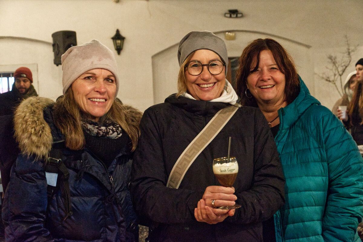 Michaela Neyer, Gerda Dür und Renate Burtscher (v. l.) hatten viel Freude am Adventmärktle. ⇒SCO