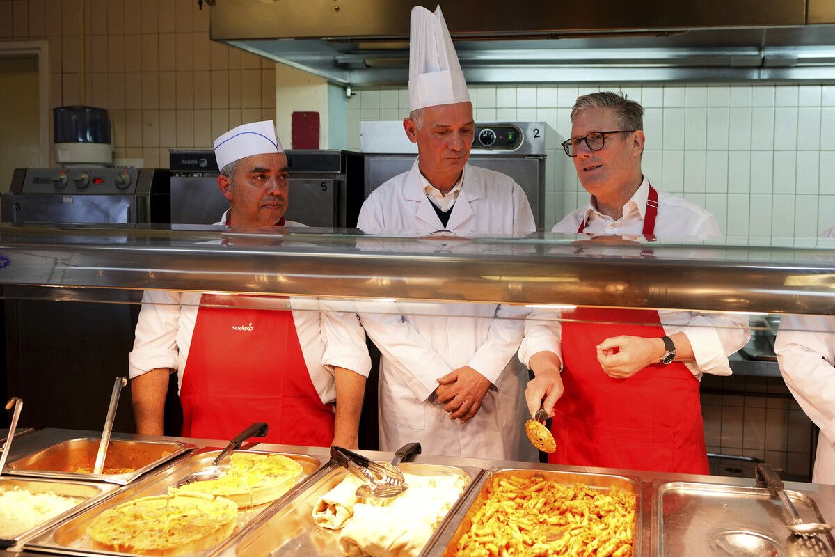 Mittagessen vom Premierminister: Keir Starmer bediente Soldaten in der Kantine des Royal-Air-Force-Stützpunkts in Akrotiri, Zypern. AFP