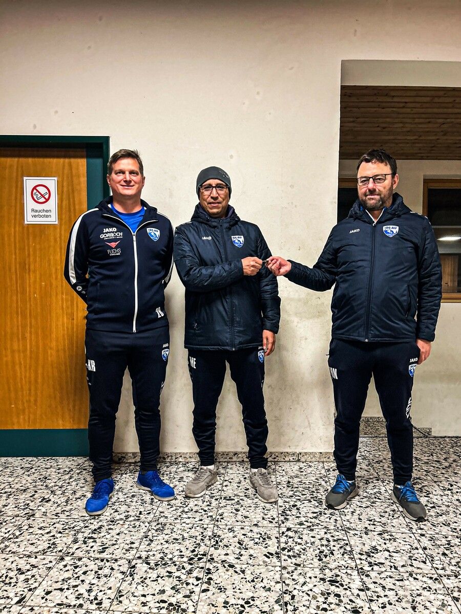 Mohammed El Abdellaoui (Mitte) ist neuer Trainer in Au.⇒TK