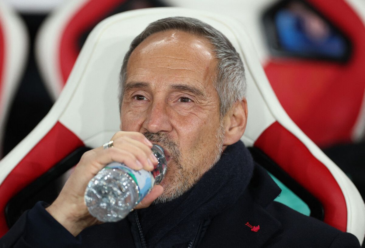 Monaco-Cheftrainer Adi Hütter vor Spielbeginn im Londoner Emirates Stadium.⇒Reuters