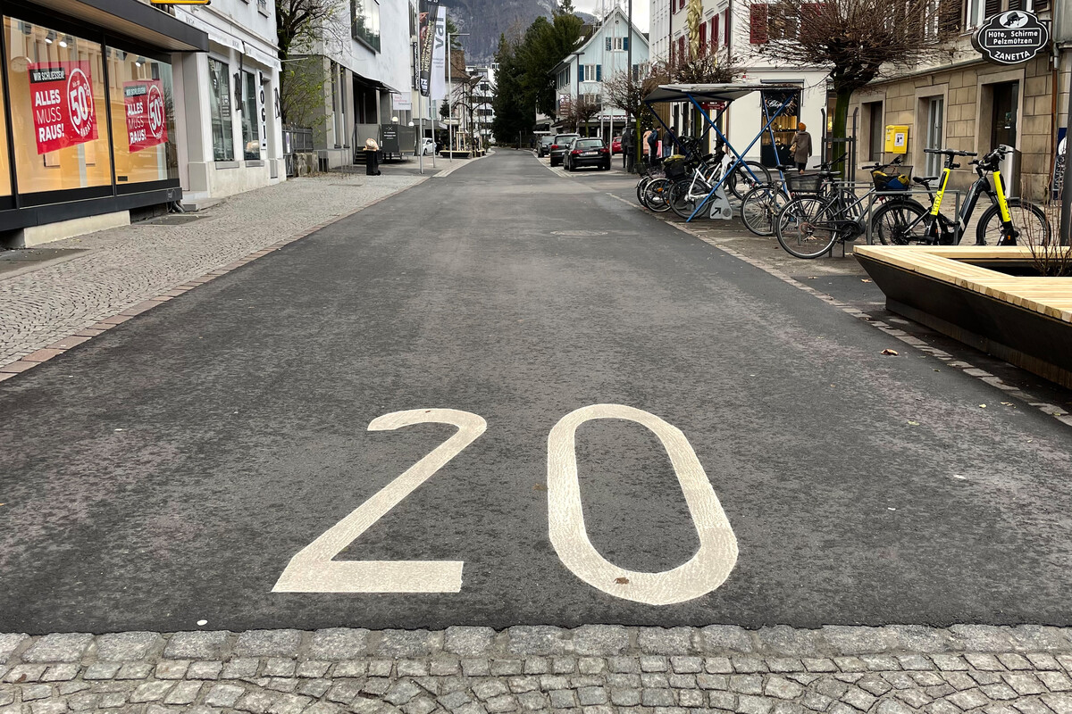 Neben der Einbahnregelung gilt in der Straße auch Tempo 20.⇒Stadt