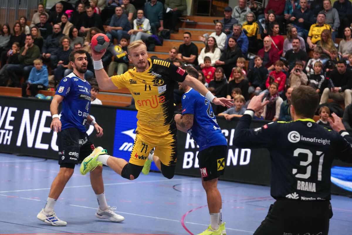 Nicht nur einmal scheiterten die Bregenzer (im Bild Andi Schröder) freistehend an Bruck/Trofaiach-Goalie Urh Brana.⇒VN/STiplovsek