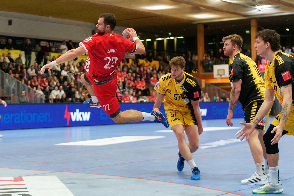 Nicht nur in dieser Szene, sondern während der gesamten Spielzeit waren Kreisläufer Dejan Babic und die Harder Spieler von den hilflos wirkenden Bregenzer Akteuren nicht unter Kontrolle zu bringen. ⇒VN/STiplovsek