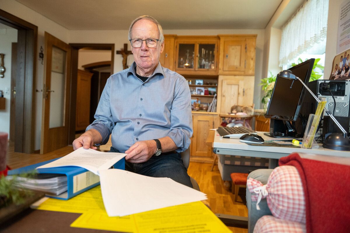 Norbert Bolter mit einem seiner Aktenordner zum Projekt Rhein-Erholung-Sicherheit (Rhesi). ⇒VN/Rhomberg