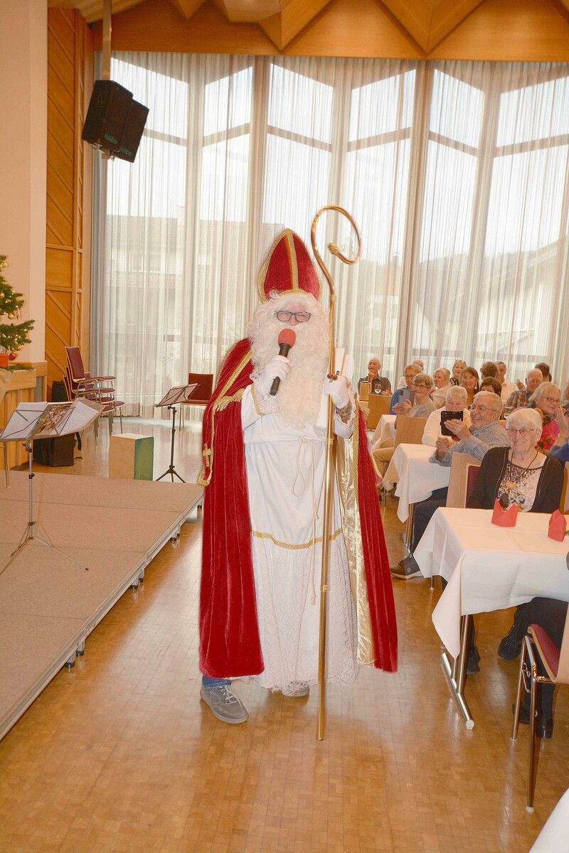 Nüziger Pensionisten feiern Advent im ausgebuchten Sonnenbergsaal.⇒verein
