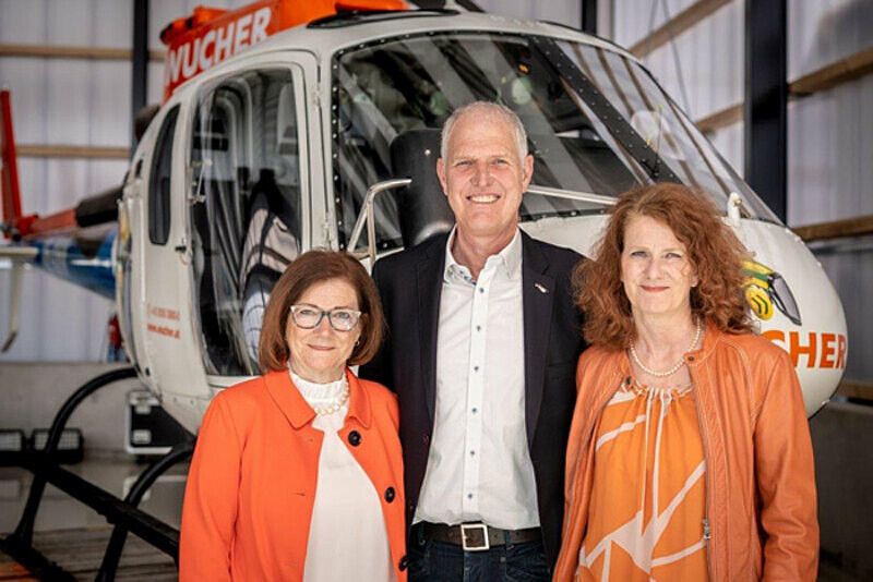 Nunmehr alleinige Eigentümerin des Luftfahrtunternehmens ist Monika Huber (l.) mit FAMAG-Geschäftsführer Gerhard Huber und Alexandra Wucher.⇒Fa
