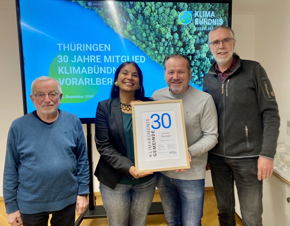Obmann Georg Künz, Carolina Osorio Rogelis (Klimabündnis), Bgm. Harald Witwer und Umweltausschuss-Obmann Werner Madlener. Gemeinde Thüringen