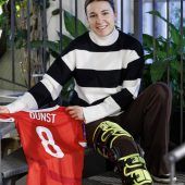 Dunst zum zweiten Mal in Folge Fußballerin des Jahres