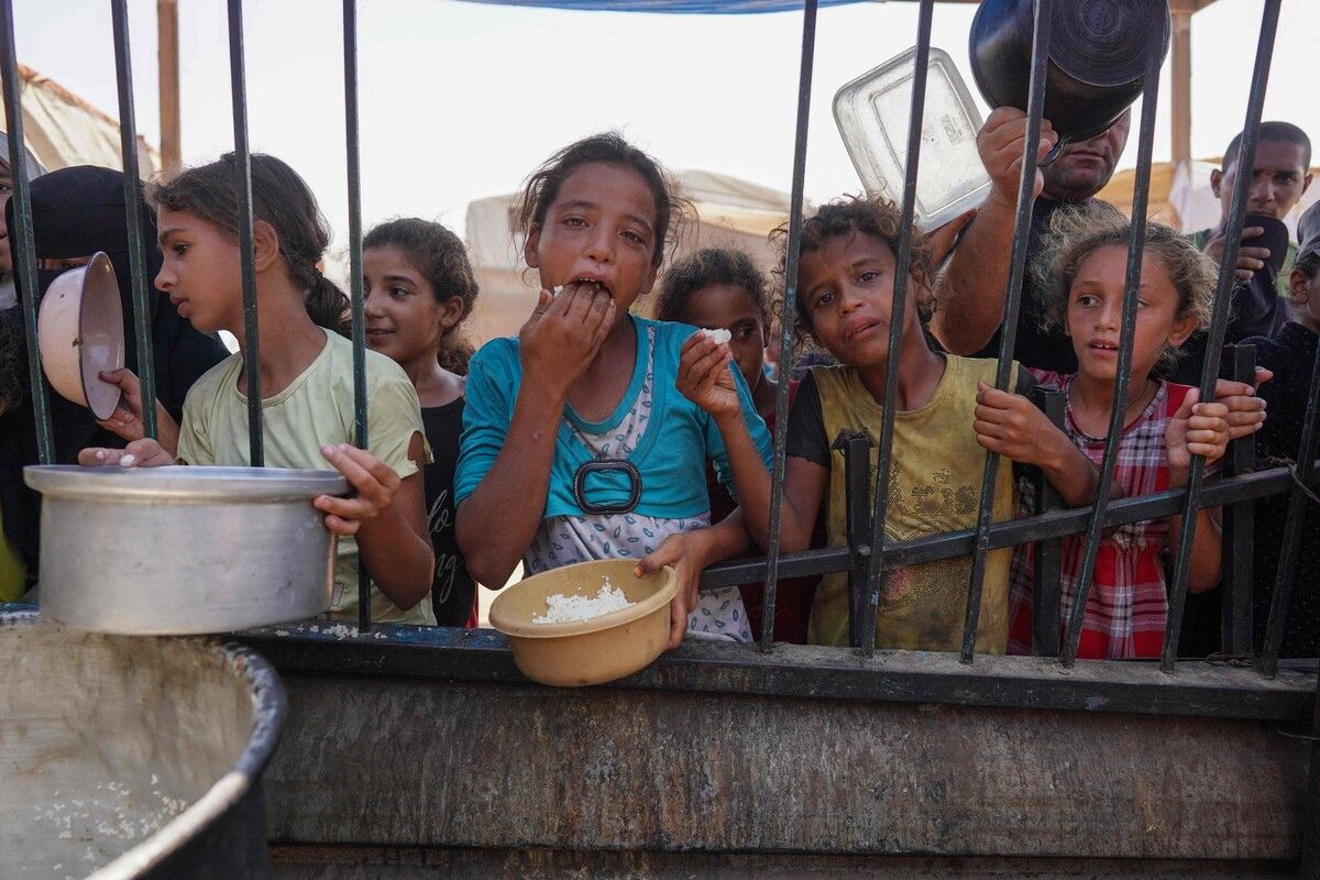 Palästinensische Kinder bekommen ihre Essensration. Allein im Gazastreifen wurden Tausende Kinder getötet und verletzt.⇒Afp