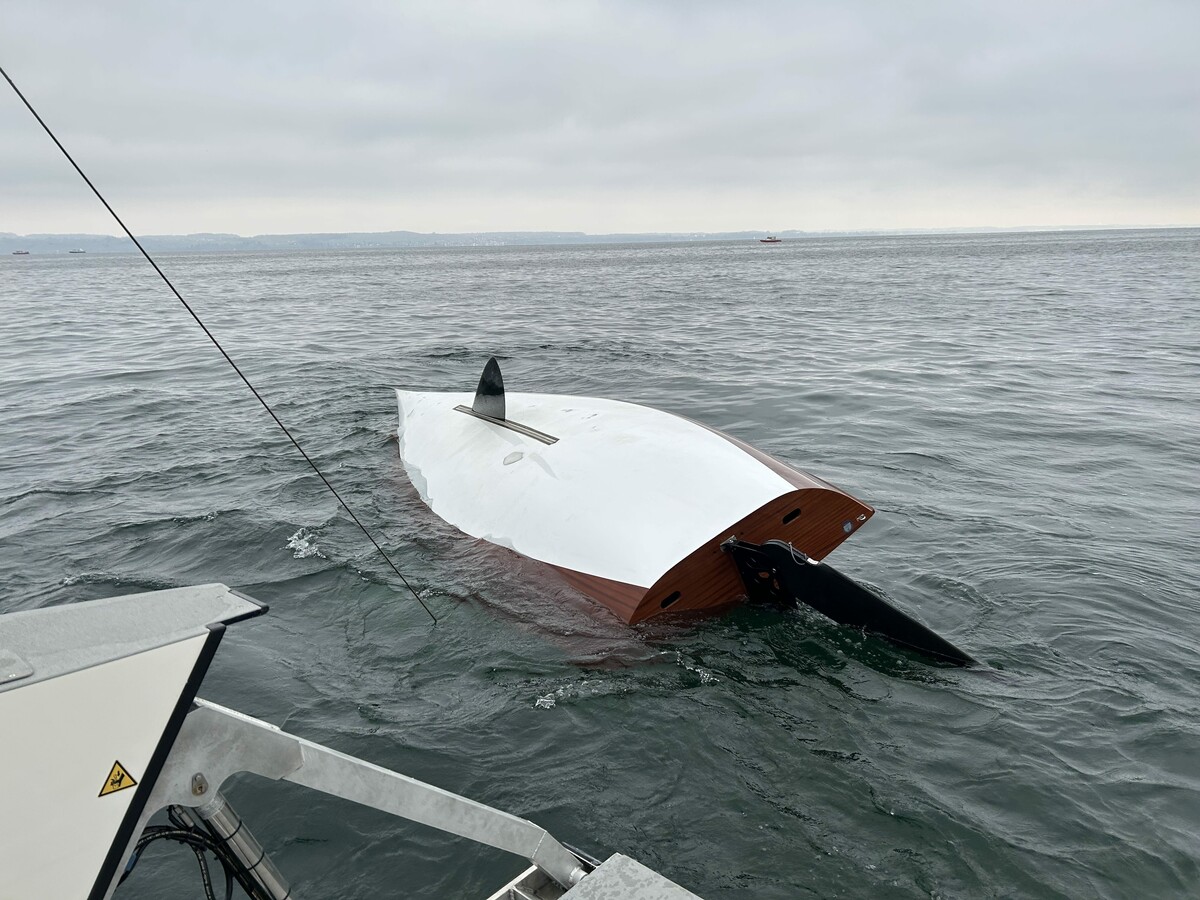 Das gekenterte Boot trieb vor Münsterlingen im See. ⇒KAPO