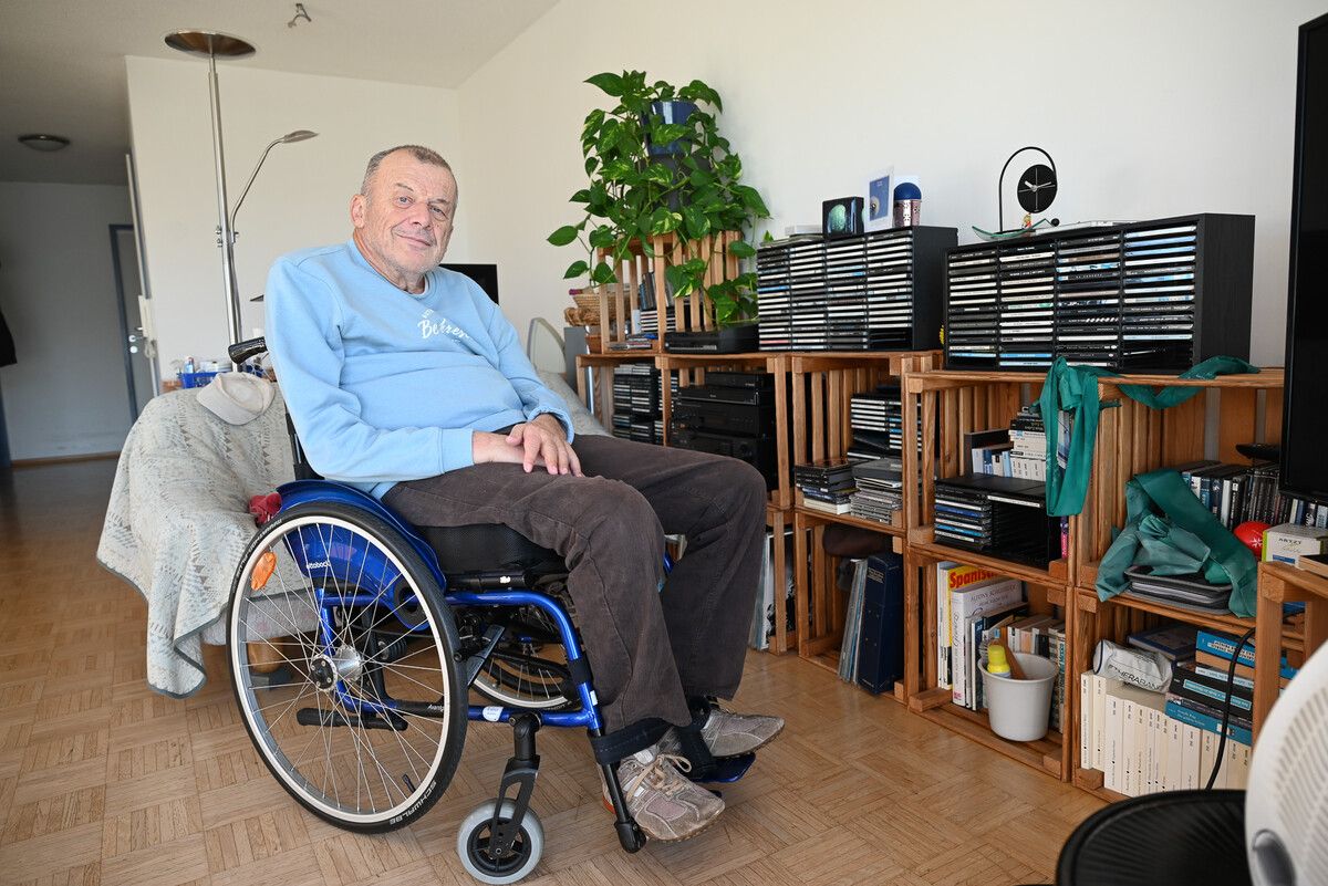 Peter Ainödhofer ist zu alt, um eine Assistenz der Servicestelle zu erhalten. Er sucht weiterhin nach einer Hilfe zu Hause. ⇒BVS