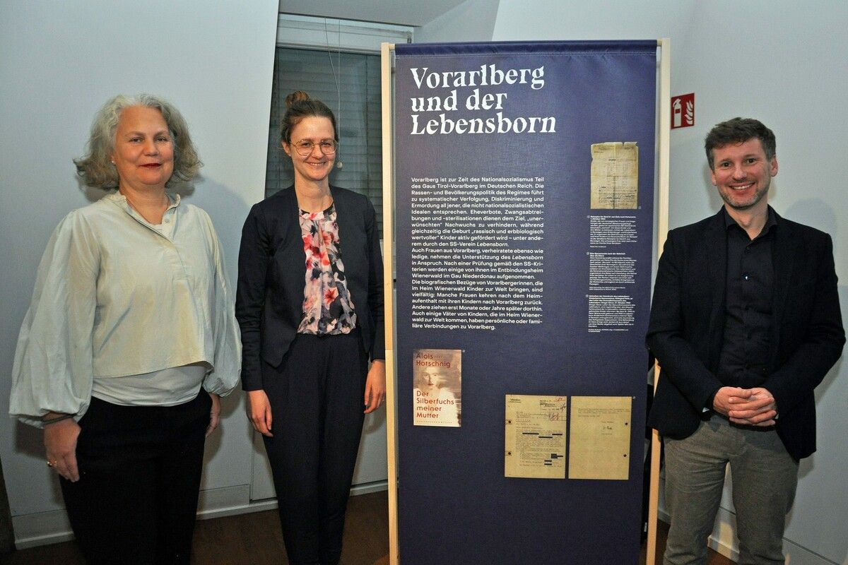 Petra Zudrell (Stadtmuseum, v.l.) hatte mit Sabine Nachbaur und Lukas Schretter vom Ludwig Boltzmann Institut für Kriegsfolgenforschung zur Eröffnung der Ausstellung geladen. ⇒Laurence Feider
