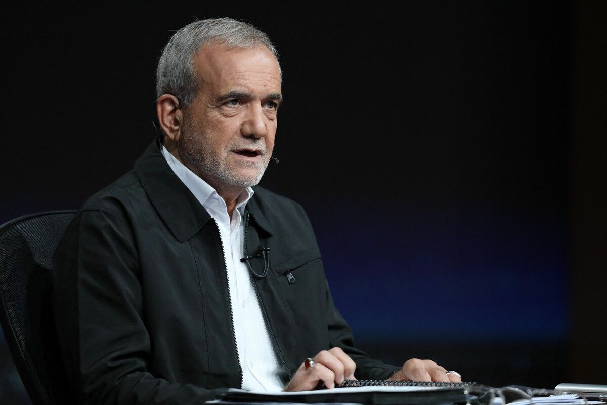 Präsident Massoud Pezeshkian stellt sich gegen das iranische Parlament.⇒AFP