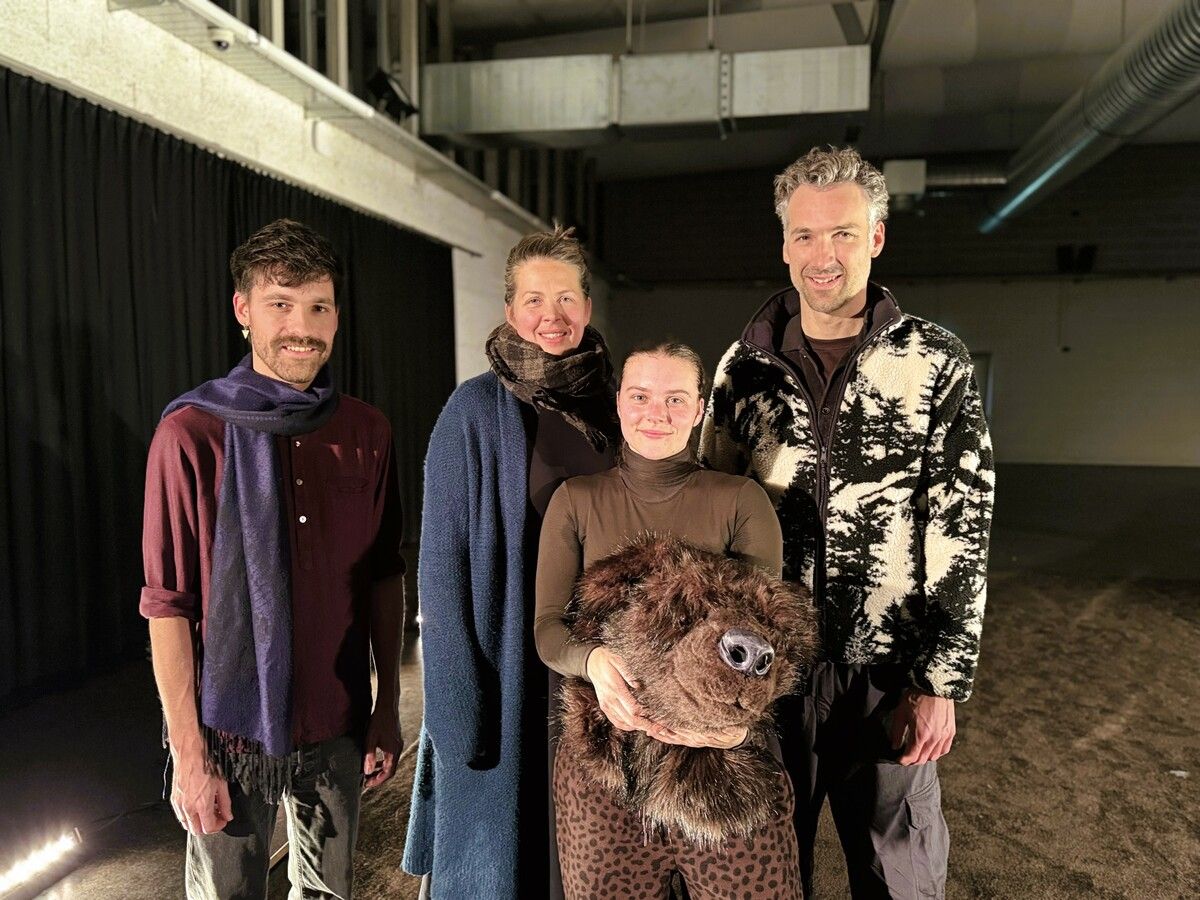Regisseurin Danielle Fend-Strahm mit den Akteuren Maya Bodiley und Tobias Fend sowie Musiker Dominic Röthlisberger bei der Premiere im Alten Hallenbad. ⇒sie