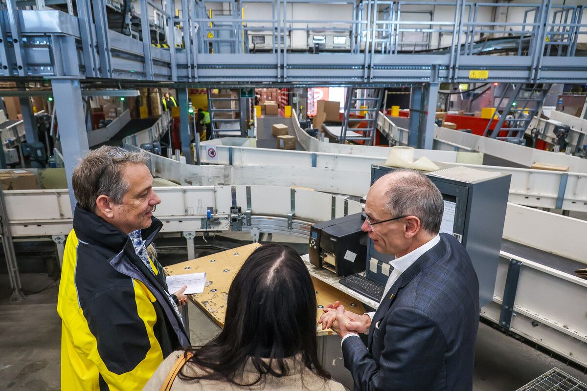 Rundgang mit Post-Generaldirektor Walter Oblin (r.) durchs Logistikzentrum in Wolfurt.