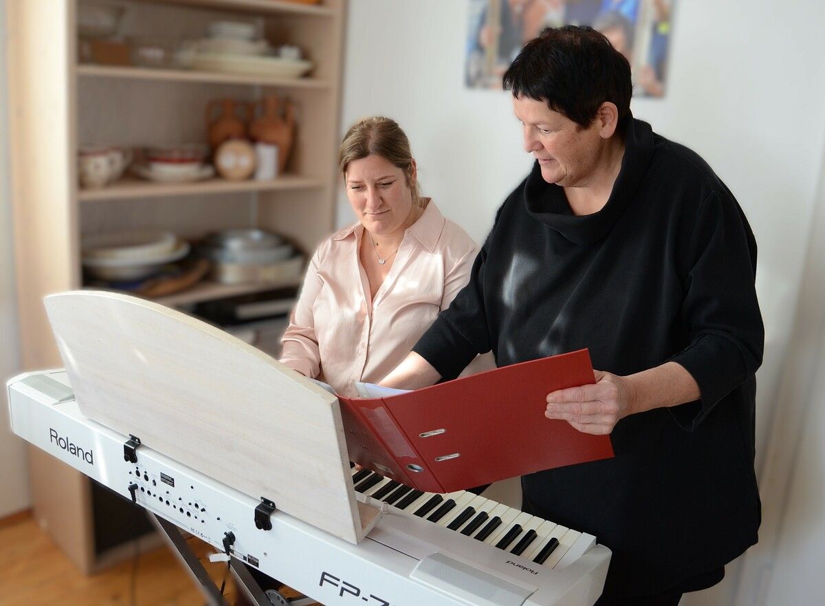 Sarah und Claudia stellen die Liste der Weihnachtslieder zusammen, die bei der Feier gesungen werden. ⇒HRJ