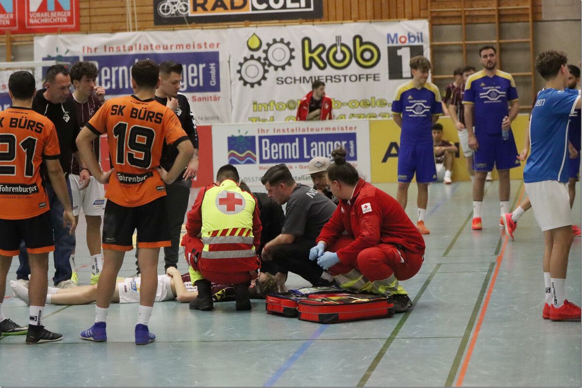 Schnell waren Ersthelfer zur Stelle und versorgten Marco Smolnik.⇒Knobel