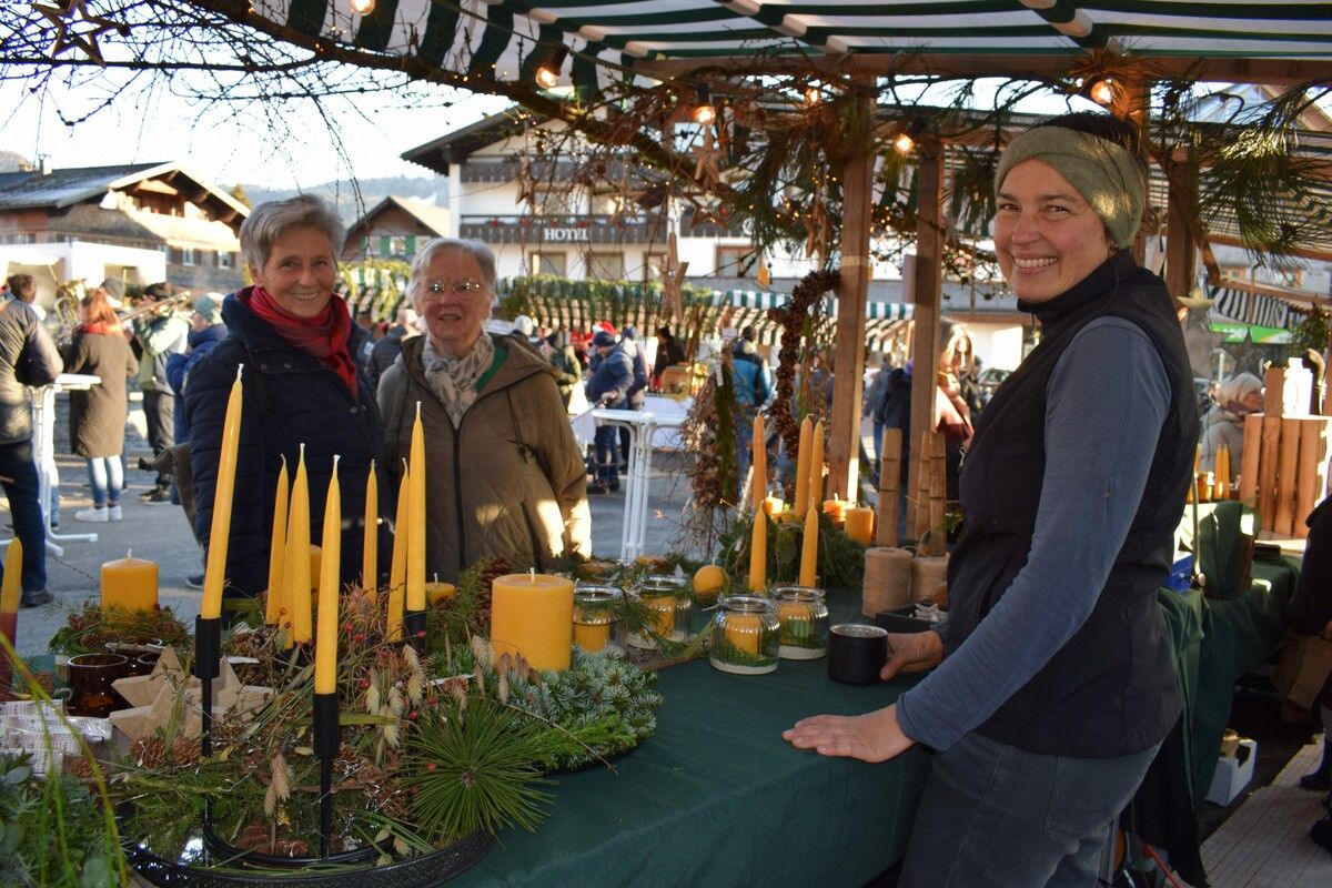 Schön dekorierte Stände mit einem vielfältigen Sortiment sorgten beim Lingenauer Adventmarkt für ein stimmungsvolles Ambiente. ⇒ME