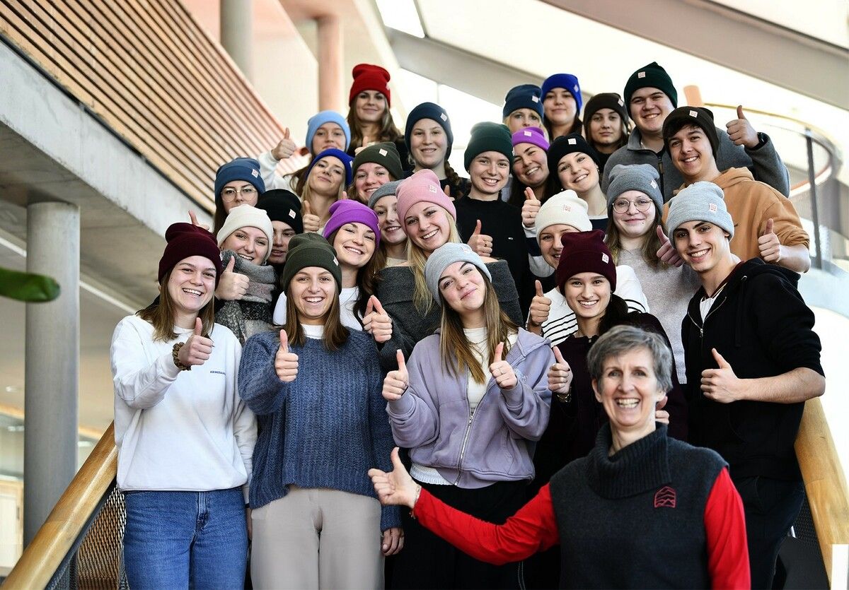 Schule macht Lust auf Selbständigkeit: Steffi Schwarzmann vom Berghaus Schröcken mit „ihren Schülerinnen und Schülern“. ⇒STP (3)