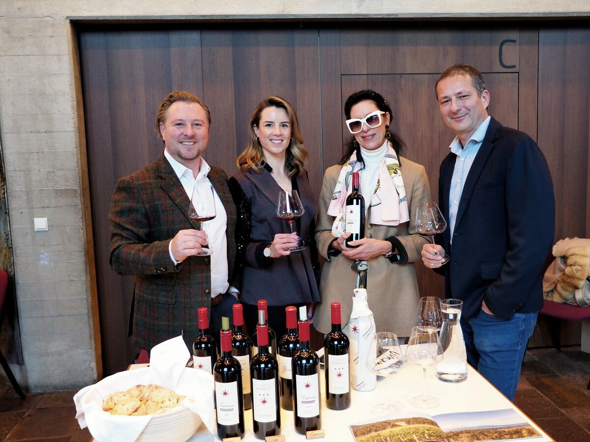 Sebastian Spiegel (Weinstein Finewine) und Sarah Stöckler (Maischön) mit den Winzern Bettina Bertheau (Castello del Terriccio) und Georg Schneider (Weingut Schneider) bei der Weinmesse. ⇒SIE