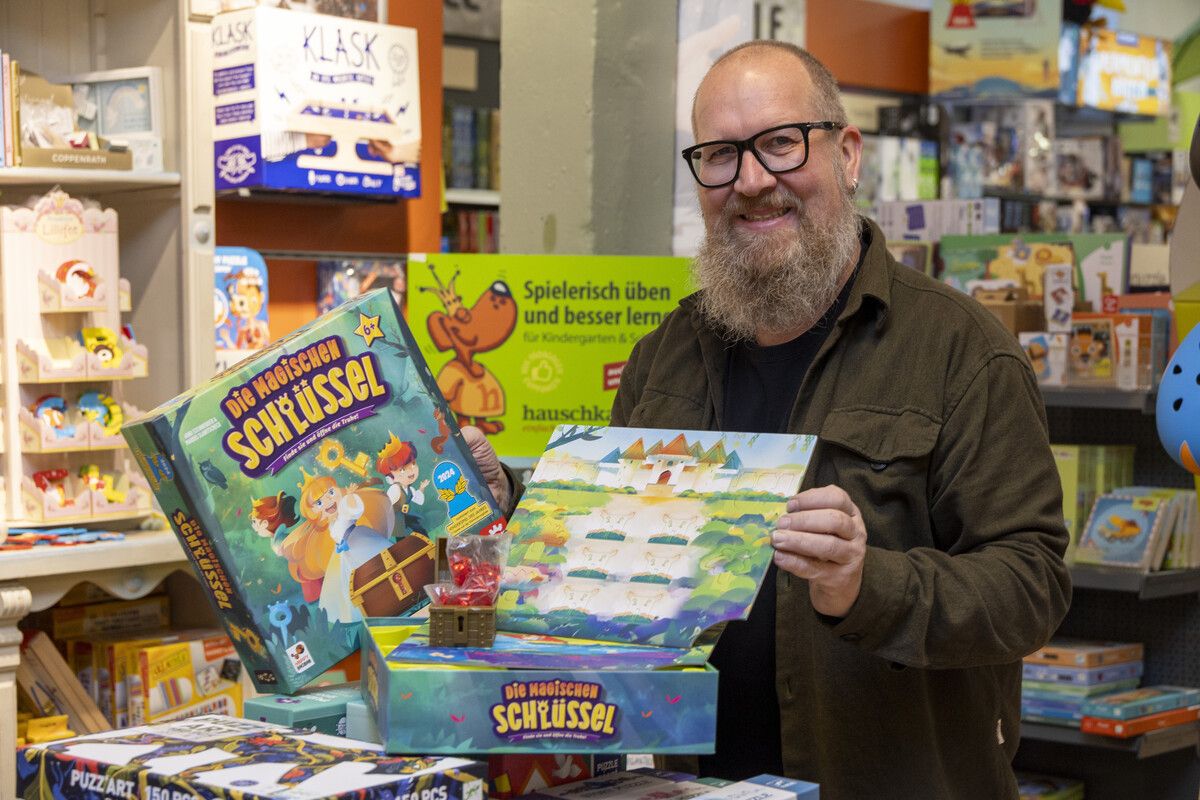 Seit Jahren betreibt Adrian Juriatti sein Spielzeuggeschäft in Bürs. „Die magischen Schlüssel“ ist das Kinderspiel des Jahres.