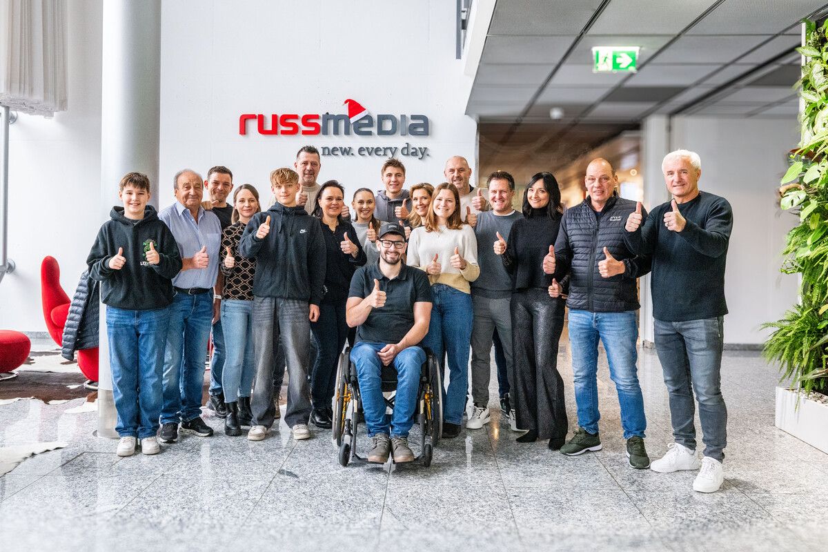 Sie alle sorgten für einen reibungslosen Turnierablauf, die Mitglieder des Legendenvereins zusammen mit Paul Schwärzler beim Besuch von Russmedia in Schwarzach, von links: Leandro Spindler, Roland Müller, Uwe Wörndle, Sandra Wörndle, Linus Wörndle, Andre Spindler, Andrea Gmeiner, Alina Gmeiner, Marco Fuchsbichler, Manuela Fuchsbichler, Anna Heinzle, Norbert Heimpel, Harry Jussel, Carmen Jussel, Markus Gartner und Heinz Fuchsbichler.⇒VN/Rhomberg
