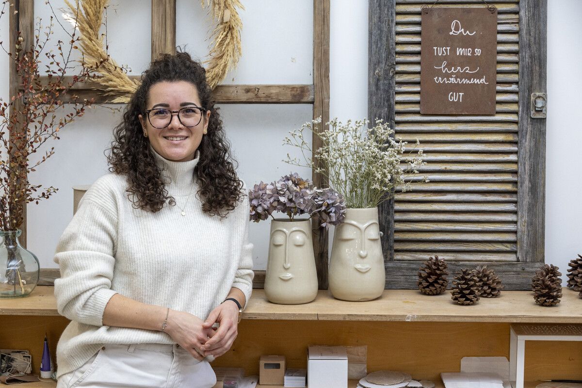 Sonja Blank in ihrem Atelier, wo sie mit Ton und Kreativität Menschen inspiriert. ⇒VN/PAULITSCH
