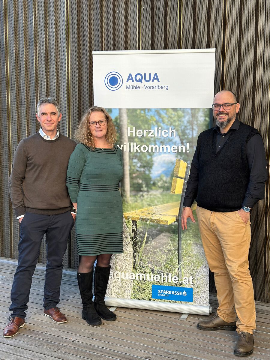 Sonja Meyer und Thomas Fleischmann (l.) übergeben an Max Krieger-Alfons.⇒am