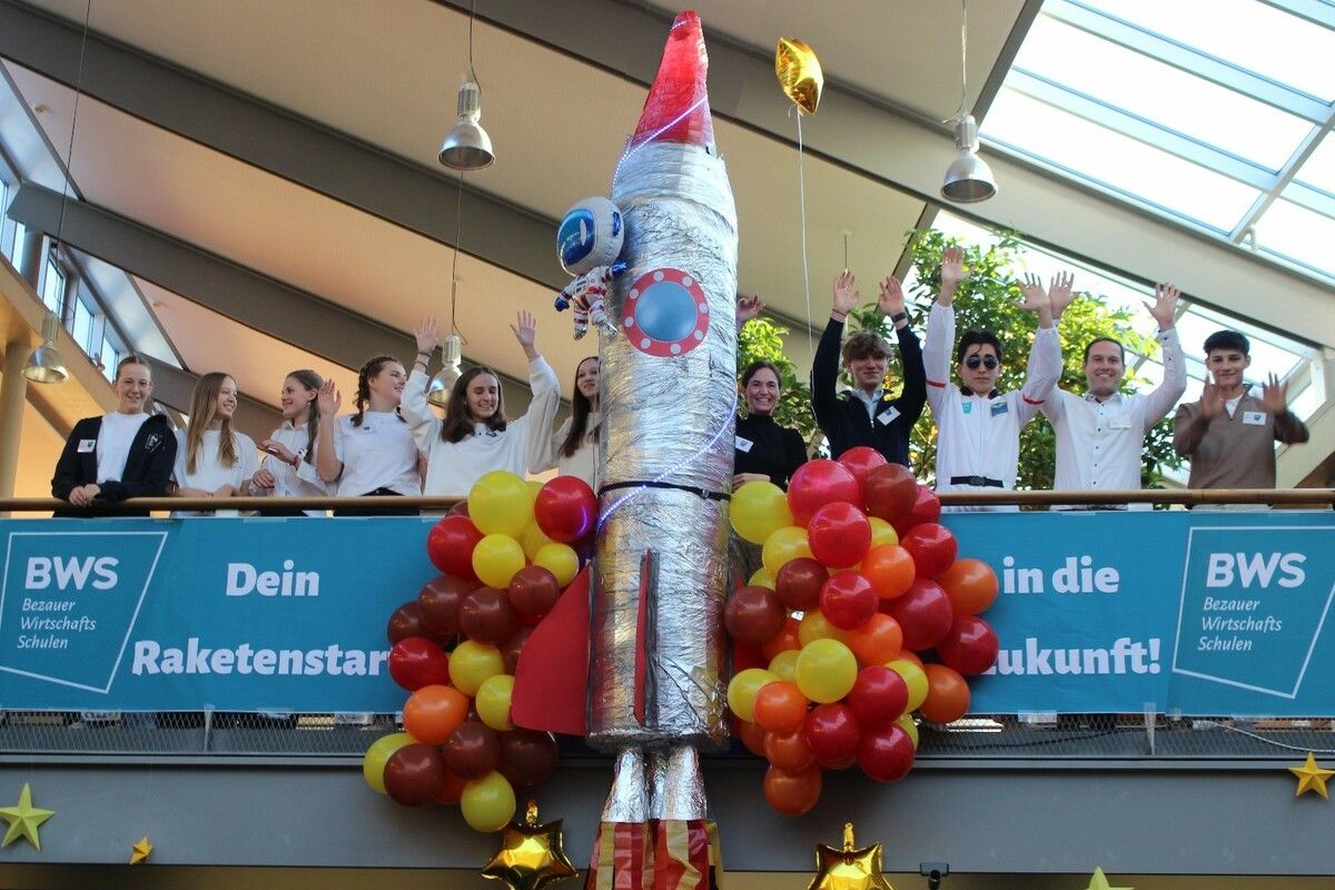 Spektakuläre „Begrüßung“ der Besucher beim Tag der offenen Tür an den Bezauer Wirtschaftsschulen: „Dein Raketenstart in die Zukunft“ in Anlehnung an ein spektakuläres NASA-Projekt, an dem sich die Bezauer Schule beteiligt. ⇒STP (3)